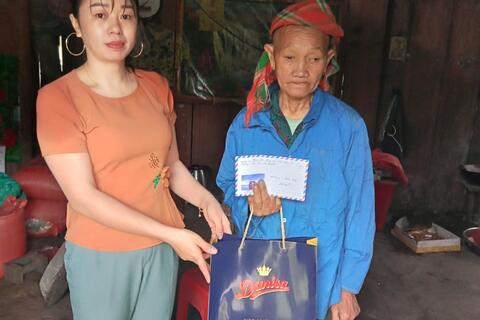 Hội Chữ thập đỏ xã Bản Thi phối hợp với trường Tiểu Học xã Bản Thi thăm, tặng quà cho hộ nghèo có hoàn cảnh khó khăn nhân dịp tháng nhân đạo