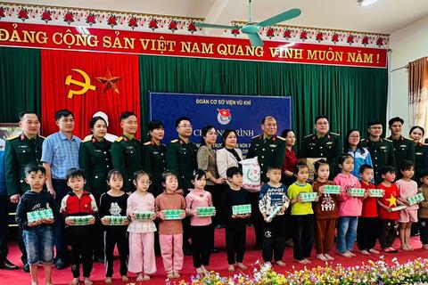 Đoàn cơ sở Viện Vũ khí thăm và tặng quà tại xã Bản Thi